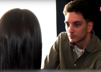 Alldaynews.gr Συγκλονίζει η Μάγια: «Με μαχαίρωσε μπροστά στο παιδί» – «Μπούκαραν» οι Αστυνομικοί και την έσωσαν (video)