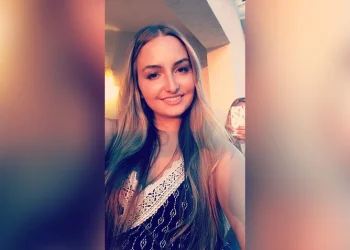 Είναι 26 ετών και παντρεύτηκε τον 59χρονο γείτονα της – «Οι κόρες του με περνάνε 10 χρόνια, αλλά με λένε μαμά»