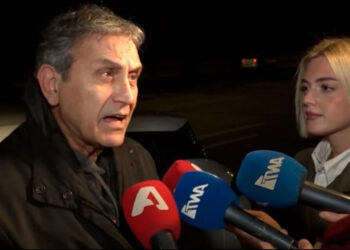 Τα «έβαλε» με τους δημοσιογράφους ο Νταλάρας: «Αν δεις τον εαυτό σου στον καθρέφτη θα ντραπείς, με αυτά που ρωτάς»