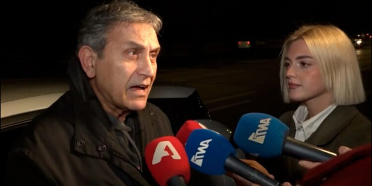 Τα «έβαλε» με τους δημοσιογράφους ο Νταλάρας: «Αν δεις τον εαυτό σου στον καθρέφτη θα ντραπείς, με αυτά που ρωτάς»