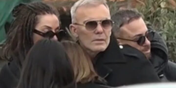 Alldaynews.gr Σπαραγμός στην κηδεία του Νίκου Ρόκκου – Συντετριμμένος ο αδερφός του Στέλιος, τραγική φιγουρα η μητέρα τους