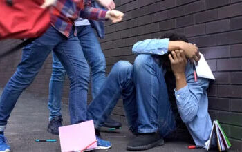 Άγριες καταστάσεις στην Αγία Παρασκευή: Ανάγκασαν 13χρονο να τους ακολουθήσει ξυπόλητος, του άρπαξαν τον σκύλο και τον απειλούσαν ότι θα τον σκοτώσουν