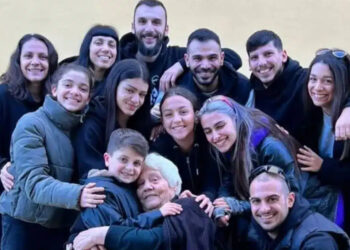 Στέλιος Ρόκκος: Η μητέρα του ποζάρει με όλα της τα εγγόνια, λίγες ημέρες αφού έχασε τον γιο της