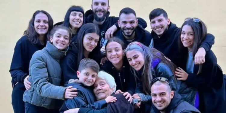 Alldaynews.gr Στέλιος Ρόκκος: Η μητέρα του ποζάρει με όλα της τα εγγόνια, λίγες ημέρες αφού έχασε τον γιο της