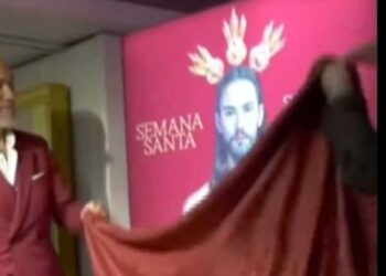 Σάλος με την αφiσα που δείχνει τον Ιnσού ομοφυλóφıλο