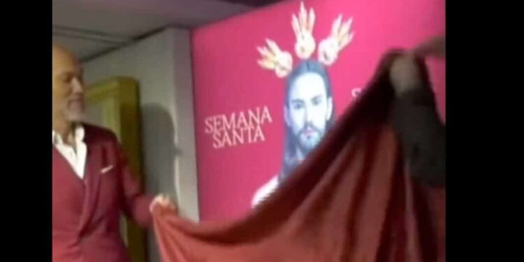 Σάλος με την αφiσα που δείχνει τον Ιnσού ομοφυλóφıλο