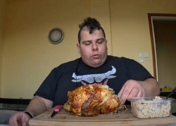 Καβάλα: Καταβροχθίζει ποσότητες φαγητού ζωντανά στο TikTok και έχει χιλιάδες φαν [video]