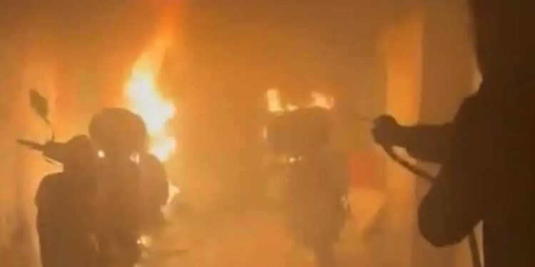 Alldaynews.gr Συνελήφθη γνωστός τράπερ για αρπαγή και ξυλοδαρμό 20χρονου μουσικού – Του έκαψε τα μηχανάκια με βόμβα μολότοφ – Βίντεο ντοκουμέντο