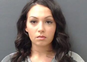 Alldaynews.gr 26χρονη καθηγήτρια έβαζε μαθητές να κρατάνε τσίλιες για να κάνει σ3ξ με 16χρονο – Τους κάλυπτε ο πατέρας του