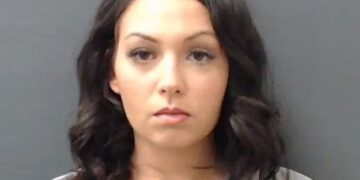 Alldaynews.gr 26χρονη καθηγήτρια έβαζε μαθητές να κρατάνε τσίλιες για να κάνει σ3ξ με 16χρονο – Τους κάλυπτε ο πατέρας του