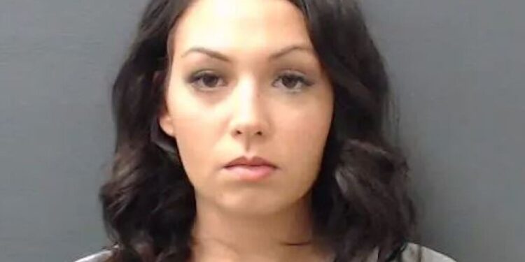 Alldaynews.gr 26χρονη καθηγήτρια έβαζε μαθητές να κρατάνε τσίλιες για να κάνει σ3ξ με 16χρονο – Τους κάλυπτε ο πατέρας του