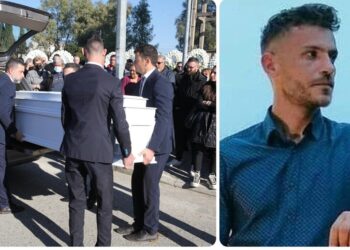 Alldaynews.gr Σπαραγμός στην κηδεία του Μπάμπη που δολοφονήθηκε στο Μεσολόγγι – «Καρδιά μου, πού είσαι;» φώναζε η μητέρα του