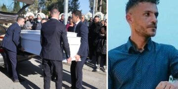Alldaynews.gr Σπαραγμός στην κηδεία του Μπάμπη που δολοφονήθηκε στο Μεσολόγγι – «Καρδιά μου, πού είσαι;» φώναζε η μητέρα του