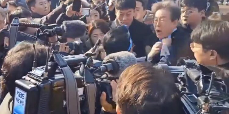 Απόπειρα δολοφονίας του ηγέτη της αντιπολίτευσης της Νότιας Κορέας – Σοκαριστικό βίντεο από το μαχαίρωμα στο λαιμό