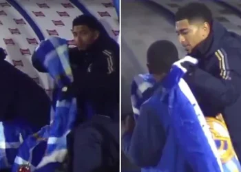 Η συγκινητική κίνηση του Jude Bellingham – Ο ποδοσφαιριστής της Ρεάλ σκέπασε με την κουβέρτα του με το ball boy (video)