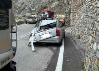 Γλίτωσαν από θαύμα: Αποκολλήθηκε βράχος και έπεσε πάνω σε αυτοκίνητο – Άγιο είχαν οι δύο επιβάτες