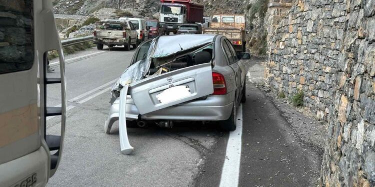 Γλίτωσαν από θαύμα: Αποκολλήθηκε βράχος και έπεσε πάνω σε αυτοκίνητο – Άγιο είχαν οι δύο επιβάτες