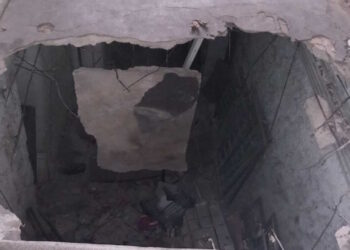 Απίστευτο περιστατικό στη Θεσσαλονίκη: Άνοιξε η γη και τους κατάπιε – Στο νοσοκομείο δύο 19χρονα (φωτο)