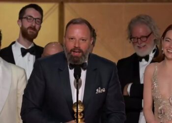 Η στιγμή της απονομής στον Γιώργο Λάνθιμο με Χρυσή Σφαίρα για την ταινία Poor Things – «Bruce Springsteen, σε ευχαριστώ»