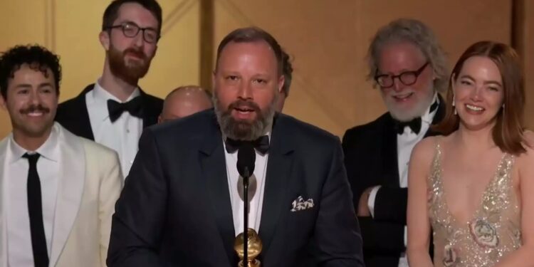 Η στιγμή της απονομής στον Γιώργο Λάνθιμο με Χρυσή Σφαίρα για την ταινία Poor Things – «Bruce Springsteen, σε ευχαριστώ»