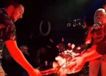 Απίστευτο σκηνικό σε μπουζούκια στη Λάρισα: Νεαρός έσπαγε πιάτα με… κάβουρα (video)