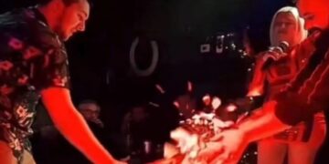 Alldaynews.gr Απίστευτο σκηνικό σε μπουζούκια στη Λάρισα: Νεαρός έσπαγε πιάτα με… κάβουρα (video)