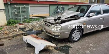 Μπαλκόνι έπεσε πάνω σε αυτοκίνητα στα Χανιά – Διαλύθηκε τουλάχιστον ένα όχημα