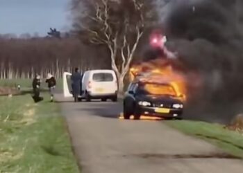 Απερίσκεπτος νέος άναψε τσιγάρο και δίπλα του είχε πυροτεχνήματα: Το αμάξι του τυλίχτηκε στις φλόγες (video)