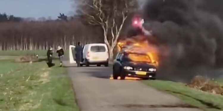 Απερίσκεπτος νέος άναψε τσιγάρο και δίπλα του είχε πυροτεχνήματα: Το αμάξι του τυλίχτηκε στις φλόγες (video)
