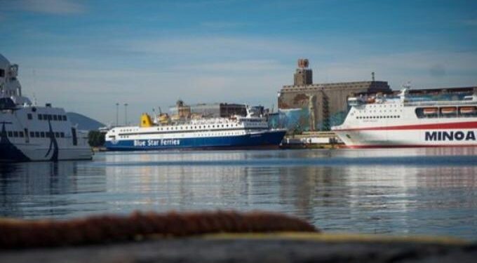 Δεμένα τα πλοία στα λιμάνια – Απαγορευτικό απόπλου σε Πειραιά, Ραφήνα, Κέρκυρα