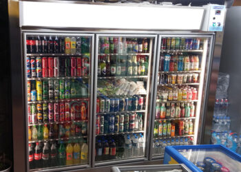 Χάος με το ΦΠΑ σε αναψυκτικά, χυμούς, ροφήματα: Άλλη τιμή στο τραπέζι, άλλη «πακέτο»