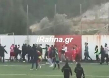 Alldaynews.gr Άγρια επεισόδια στη Ρόδο: Οπαδοί και γηπεδούχοι πήραν στο κυνήγι τους ποδοσφαιριστές της Ραφήνας (video)