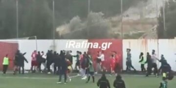 Alldaynews.gr Άγρια επεισόδια στη Ρόδο: Οπαδοί και γηπεδούχοι πήραν στο κυνήγι τους ποδοσφαιριστές της Ραφήνας (video)