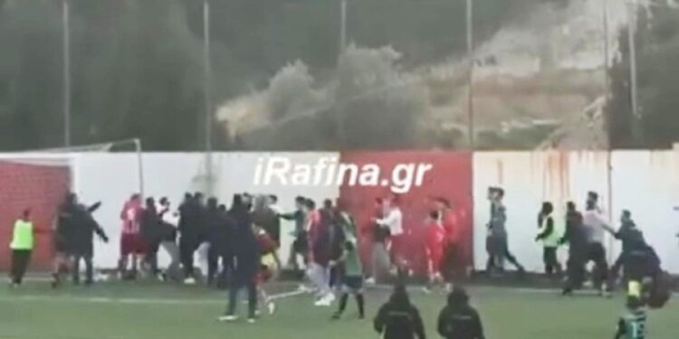 Alldaynews.gr Άγρια επεισόδια στη Ρόδο: Οπαδοί και γηπεδούχοι πήραν στο κυνήγι τους ποδοσφαιριστές της Ραφήνας (video)