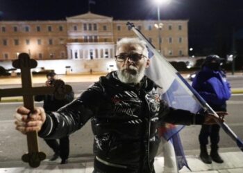 Alldaynews.gr «Χριστιανική» συγκέντρωση στο Σύνταγμα κατά του νομοσχεδίου για τα ομόφυλα ζευγάρια με εικόνες, σημαίες και σταυρούς