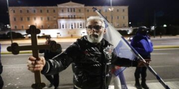 Alldaynews.gr «Χριστιανική» συγκέντρωση στο Σύνταγμα κατά του νομοσχεδίου για τα ομόφυλα ζευγάρια με εικόνες, σημαίες και σταυρούς