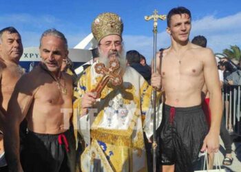 Φοιτητής προσπαθούσε 8 χρόνια να πιάσει πρώτος τον Τίμιο Σταυρό και τα κατάφερε το πρωί