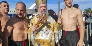 Alldaynews.gr Φοιτητής προσπαθούσε 8 χρόνια να πιάσει πρώτος τον Τίμιο Σταυρό και τα κατάφερε το πρωί