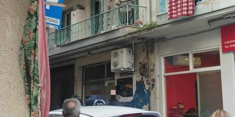 Θρίλερ στην Θεσσαλονίκη: Γυναίκα εντοπίστηκε νεκρή σε διαμέρισμα – Ο αδελφός της δεν επέτρεπε την είσοδο στην ΕΛ.ΑΣ.