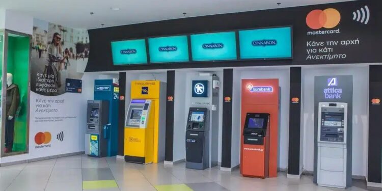 ΑΤΜ: Αλλάζουν οι διατραπεζικές χρεώσεις – Πόσο θα χρεώνει η κάθε τράπεζα