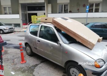 Alldaynews.gr Οδηγός στάθμευσε παράνομα σε κεντρικό δρόμο – Τον «τιμώρησαν» με καφάσια και χαρτόκουτα