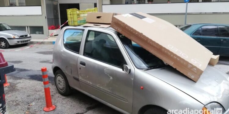 Alldaynews.gr Οδηγός στάθμευσε παράνομα σε κεντρικό δρόμο – Τον «τιμώρησαν» με καφάσια και χαρτόκουτα