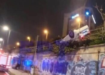 Αυτοκίνητο ανετράπη και κρεμόταν από τις προστατευτικές μπάρες στη Λεωφόρο Βουλιαγμένης (φωτο, video)