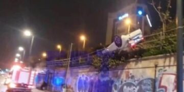 Αυτοκίνητο ανετράπη και κρεμόταν από τις προστατευτικές μπάρες στη Λεωφόρο Βουλιαγμένης (φωτο, video)