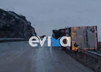 Τρομακτικό τροχαίο στην Εύβοια: Νταλίκα κρέμεται σε γκρεμό (φωτο)