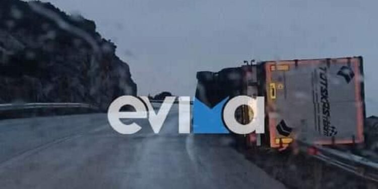 Alldaynews.gr Τρομακτικό τροχαίο στην Εύβοια: Νταλίκα κρέμεται σε γκρεμό (φωτο)