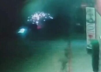 Βίντεο με μηχανή να πέφτει σε λακκούβα και να ανατρέπεται στην Σαλαμίνα – Με εγκαύματα ο οδηγός