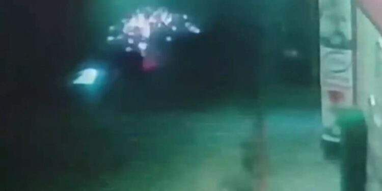 Alldaynews.gr Βίντεο με μηχανή να πέφτει σε λακκούβα και να ανατρέπεται στην Σαλαμίνα – Με εγκαύματα ο οδηγός