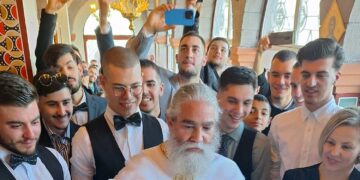 Συγκινητική βάπτιση στο Ναύπλιο: 20χρονος έγινε Χριστιανός με… 27 νονούς (φωτο, video)