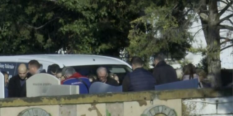 Τραγωδία στη Βέροια: Έγινε η κηδεία του βρέφους – Απομάκρυναν τον πατέρα που επιχείρησε να βρεθεί στην εκκλησία και στο νεκροταφείο